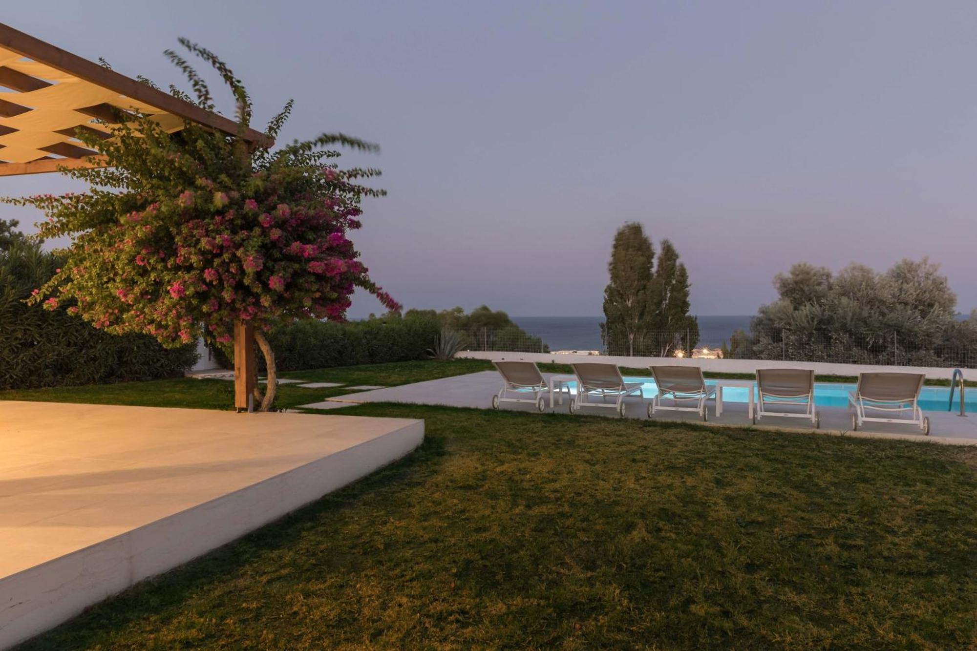 Villa Santa Maria With Private Pool And Sea View Afandu Zewnętrze zdjęcie